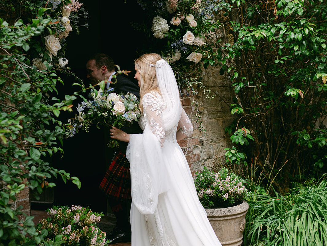 A wedding couple arriving at Ramster